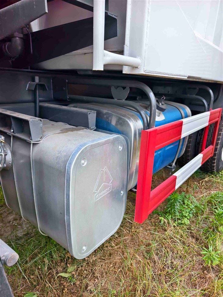 White HOWO 6X4 Dump Truck Fuel Tank and Battery Box Side Guard
