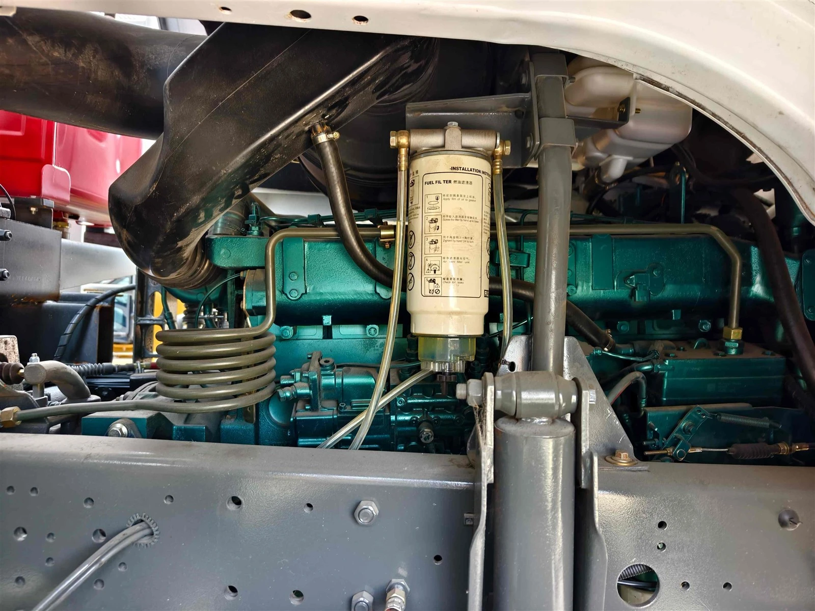SINOTRUK HOWO Engine Fuel Filter and Clutch Cylinder Compartment SINOTRUK HOWO Engine Fuel Filter and Clutch Cylinder Compartment