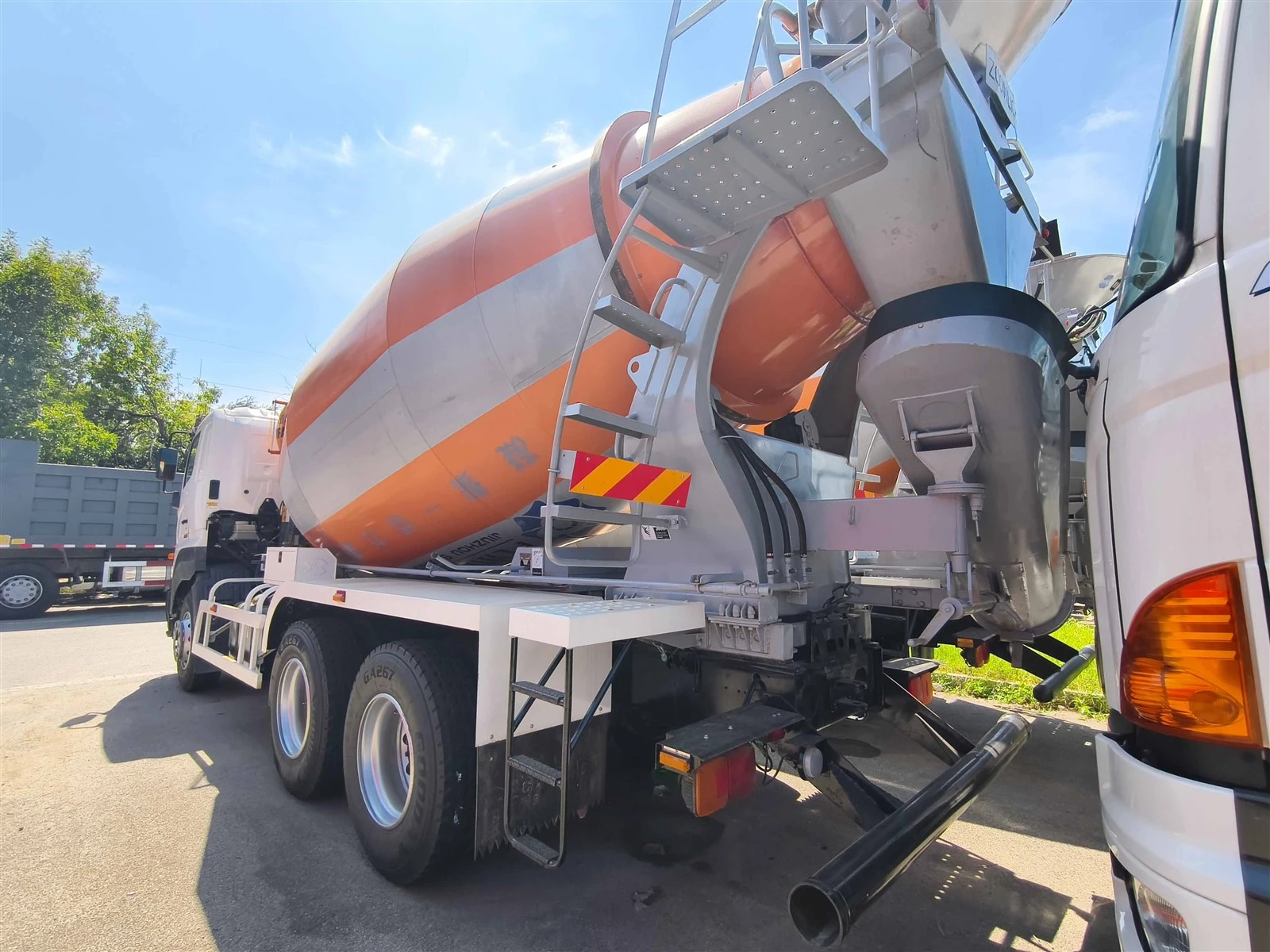 White-HINO-700-6X4-Concrete-Truck-Mixer-Rear-Side-View White-HINO-700-6X4-Concrete-Truck-Mixer-Rear-Side-View