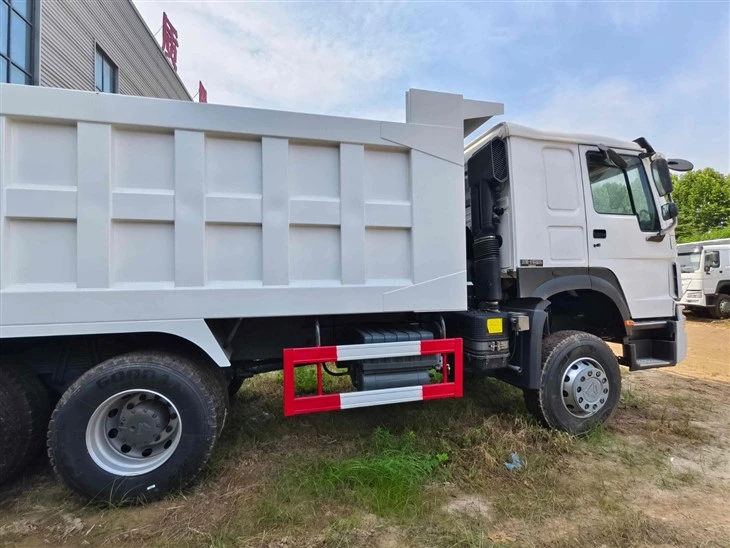 Complete Side View of White SINOTRUK HOWO 6X4 Dump Truck