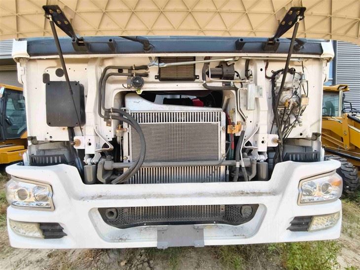White HOWO Dump Truck Front Grille Opened and Intercooler